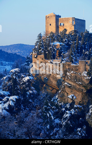 La France, Vaucluse, Vaison la Romaine, dans la neige, avec vue sur le château médiéval avec les Comtes de Toulouse château construit au Banque D'Images