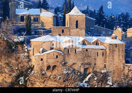 La France, Vaucluse, Vaison la Romaine, dans la neige, donnant sur la ville médiévale avec l'église haute appelée Cathédrale construite Banque D'Images