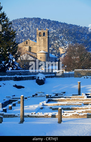 La France, Vaucluse, Vaison la Romaine, dans la neige, menant au site archéologique de Villasse, Notre Dame de Nazareth Banque D'Images