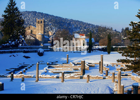 La France, Vaucluse, Vaison la Romaine, dans la neige, menant au site archéologique de Villasse, Notre Dame de Nazareth Banque D'Images