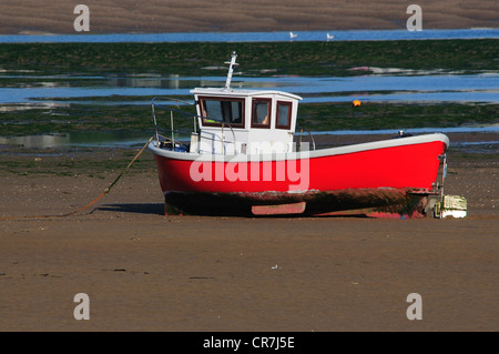 Un petit bateau rouge à marée basse sur l'estuaire de la rivière Torridge Devon UK Banque D'Images