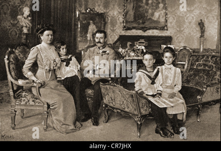 Franz Ferdinand, 18.12.1863 - 28.6.1914, présomptif Autriche-Hongrie 30.1.1889 - 28.6.1914, avec sa famille, Sophie von Hohenberg, enfants Sophie, Maximilian et Ernst, carte postale de H. C. Kosel, 1910, Banque D'Images