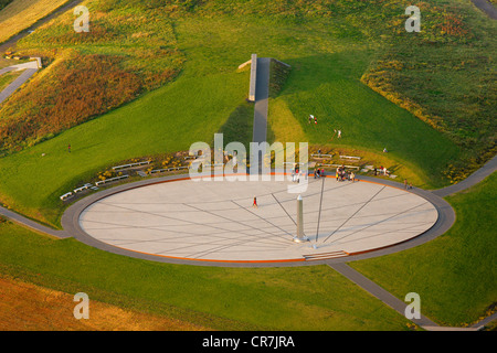 Vue aérienne, l'obélisque sur la Halde terril Hoheward entre Recklinghausen et Herten, parc paysager Emscherbruch, Ruhr Banque D'Images