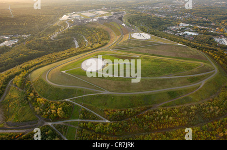 Vue aérienne, horizon observatoire et obélisque sur Halde terril Hoheward entre Recklinghausen et Herten Banque D'Images