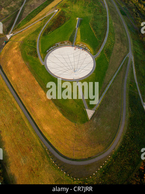 Vue aérienne, l'obélisque sur la Halde terril Hoheward entre Recklinghausen et Herten, parc paysager Emscherbruch, Ruhr Banque D'Images