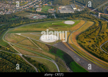 Vue aérienne, horizon observatoire et obélisque sur Halde terril Hoheward entre Recklinghausen et Herten Banque D'Images