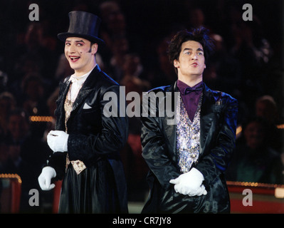 Moretti, Tobias, * 11.7.1959, acteur autrichien, demi-longueur, comme clown (à droite), dans le spectacle de télévision allemand 'Stars in der Manege', Circus Krone, Munich, Allemagne, décembre 1996, Banque D'Images