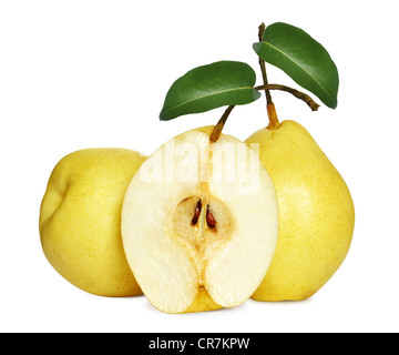 Les poires fraîches avec des feuilles isolées sur fond blanc Banque D'Images