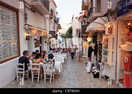 L'Espagne, Îles Baléares, Ibiza, la vieille ville (Dalt Vila), restaurants en plein air Banque D'Images