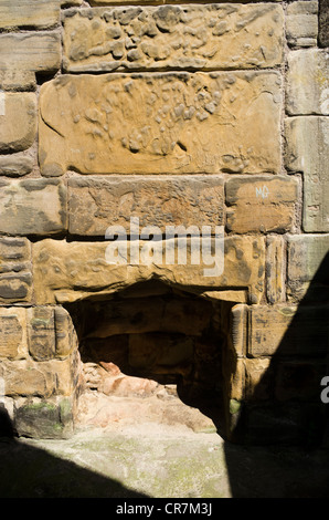 Cheminée dans l'église Sainte Brigitte en ruine, Dalgety Bay. Banque D'Images