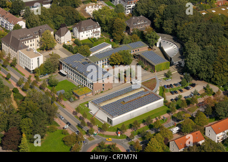 Vue aérienne, panneaux solaires sur les toits, Riesener, Gymnase de l'école de grammaire, Gladbeck, Ruhr, Rhénanie du Nord-Westphalie Banque D'Images