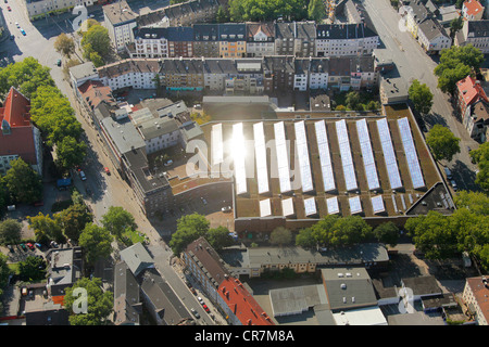 Vue aérienne, Bogestra dépôt de tramways avec des panneaux solaires sur toit, Gelsenkirchen, Ruhr, Nordrhein-Westfalen, Germany, Europe Banque D'Images