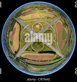 Vue aérienne, fisheye shot, ADAC monument en anges jaune, l'artiste Alex Gockel, au Kamener Kreuz, cross junction Banque D'Images