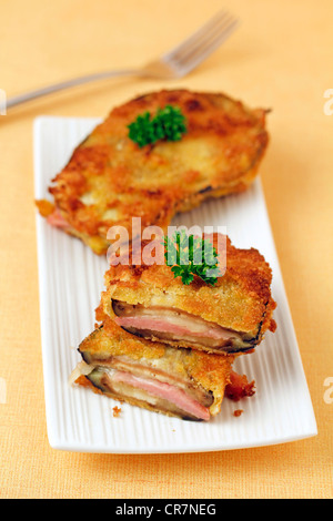 Aubergines panées avec du jambon et du fromage. Recette disponible Banque D'Images