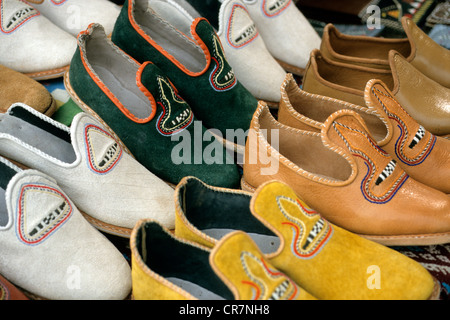 La Tunisie, région du Sud, Douz, artisanat, chaussures et chaussons en cuir Banque D'Images