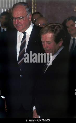 Havel, Vaclav, 5.10.1936 - 18.12.2011, auteur/écrivain et politicien tchèque, Président de la République tchèque 1993 - 2002, demi-longueur, avec Helmut Kohl, Munich, 2.1.1990, Banque D'Images