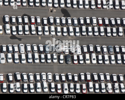 Vue aérienne, l'hélicoptère survolant l'usine VW site parking, voitures neuves, l'usine Volkswagen Autostadt Wolfsburg,,, Basse-Saxe Banque D'Images