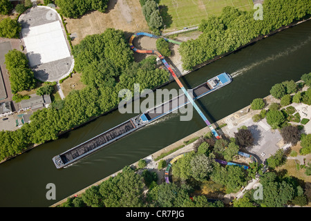 Vue aérienne, Slinky Ressorts pour la gloire, la sculpture lumineuse par Tobias Rehberger sur le réseau piétonnier et cyclable traversant le pont Banque D'Images