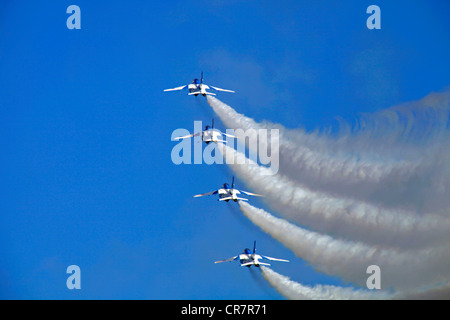 L'impulsion de l'équipe de démonstration de voltige bleu de l'Air Force d'autodéfense du Japon Banque D'Images