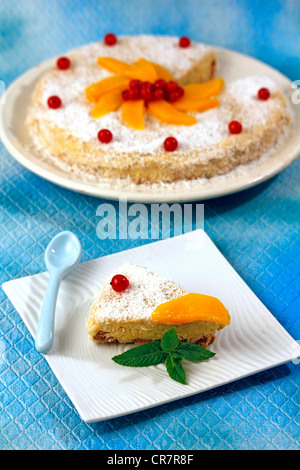 Tarte glacée avec du yogourt et de pêche. Recette disponible Banque D'Images