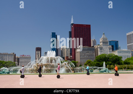 L'Illinois, Chicago. segway tour en face du centre-ville historique de Buckingham fountain dans Grant Park. Banque D'Images