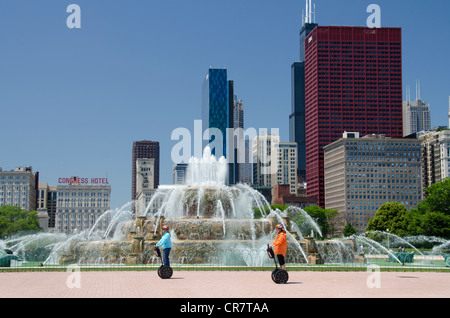 L'Illinois, Chicago. segway tour en face du centre-ville historique de Buckingham fountain dans Grant Park. Banque D'Images