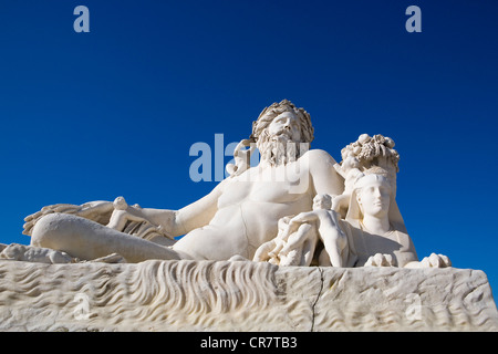 France, Paris, Jardin des Tuileries, horseshoe du bassin des Tuileries, sculpture symbolisant le Nil fait par Banque D'Images