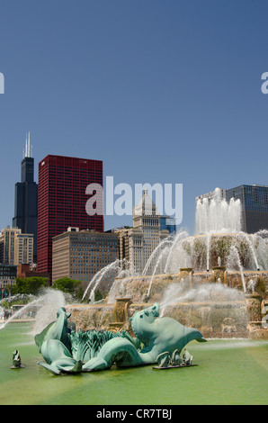 L'Illinois, Chicago. Le centre-ville historique de Buckingham fountain à Grant Park, du Magnificent Mile de Chicago Skyline dans la distance. Banque D'Images