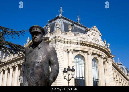 France, Paris, Avenue Winston Churchill, statue de Churchill en face du Petit Palais par l'architecte Charles Girault Banque D'Images