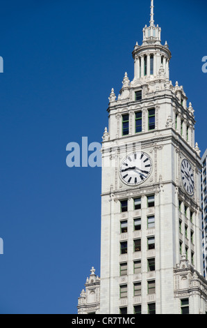 L'Illinois, à Chicago. Wrigley building historique, c.1920, situé sur le Magnificent Mile de Chicago. Tour de l'horloge détail. Banque D'Images