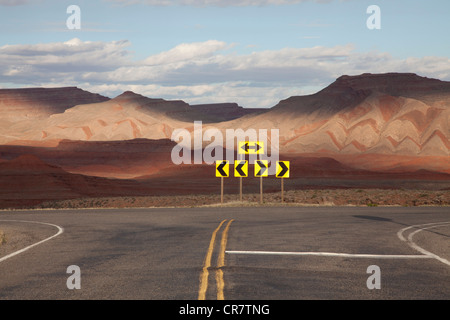 La jonction de route près de Goosenecks State Park et Mexican Hat, le sud-est de l'Utah, avec motifs rock chevron inhabituelle dans l'arrière-plan. Banque D'Images