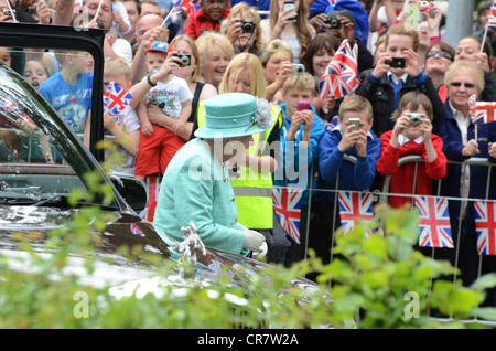 Sa Majesté la Reine visiter Corby Piscine, Northamptonshire, le 13 juin, 2012. Photo de John Robertson. Banque D'Images