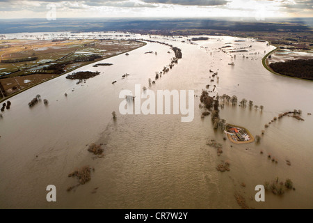 Vue aérienne de la ferme, coupé de la terre environnante par les eaux de crue, Bleckede, Elbe, Parc Naturel de la vallée de l'Elbe, les inondations d'hiver Banque D'Images