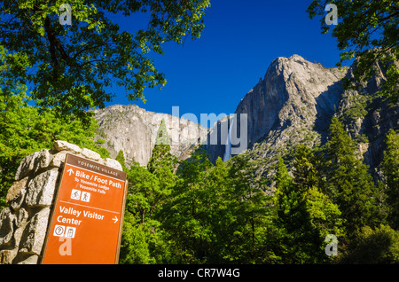 Village de Yosemite Yosemite Falls, signe en vertu de Yosemite National Park, California USA Banque D'Images