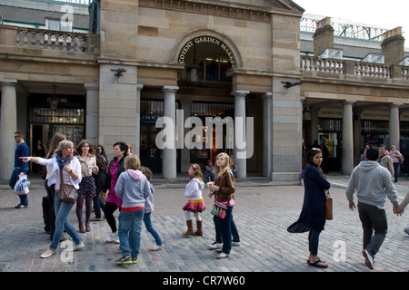 Covent Garden market enfants visiteurs entrée Banque D'Images