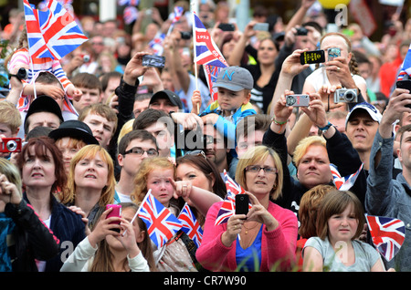 Foule dans la rue George en regardant sa Majesté la Reine visite de Corby, le Northamptonshire , 13 juin 2012. Banque D'Images