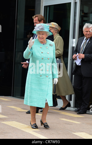 Sa Majesté la Reine visiter Corby Cube, Northamptonshire, le 13 juin, 2012. Photo de John Robertson. Banque D'Images