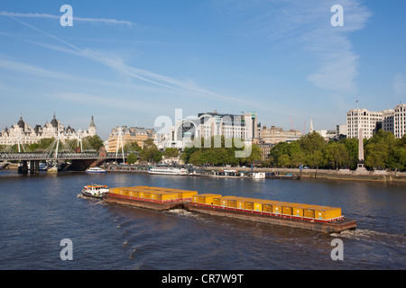 Transport de marchandises le long de la rivière Thames, London, England, UK Banque D'Images