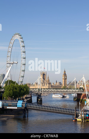 Vue ouest de Waterloo Bridge, le long de la Tamise sur le London Eye et du Palais de Westminster, Londres, Angleterre, Royaume-Uni Banque D'Images