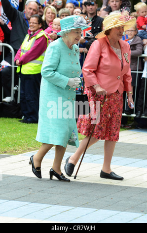 Sa Majesté la Reine visiter Corby Piscine, Northamptonshire, le 13 juin, 2012. Photo de John Robertson. Banque D'Images