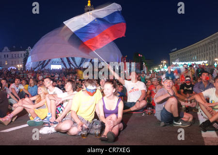 Les gens se rassemblent dans Kreshatyk stret, Kiev's fanzone, pour regarder le match de foot de la Pologne contre la Russie Banque D'Images