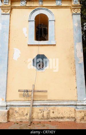 Corde sonnerie et croix en bois à l'extérieur de la Iglesia de Cristo de Buen Viaje l'église, La Antigua, Veracruz, Mexique. Banque D'Images