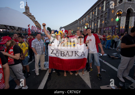 Les gens se rassemblent dans Kreshatyk stret, Kiev's fanzone, pour regarder le match de foot de la Pologne contre la Russie Banque D'Images