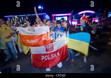 Les gens se rassemblent dans Kreshatyk stret, Kiev's fanzone, pour regarder le match de foot de la Pologne contre la Russie Banque D'Images