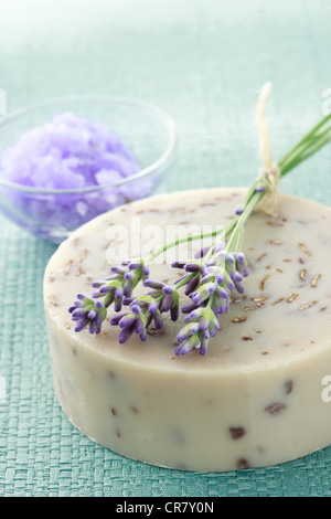 Savon artisanal avec le sel de bain Lavande Banque D'Images