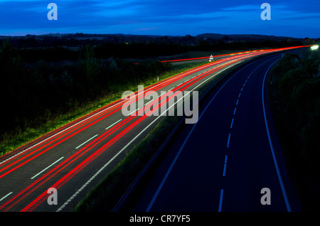 Des sentiers de lumière rouge Trafic sur l'autoroute à West Sussex Banque D'Images