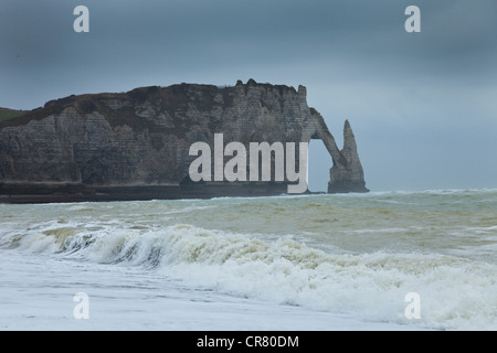 France, Haute-Normandie, Seine-Maritime (76), Etretat, tempÃªte Xynthia du 28 fÃ©vrier 2010, la Porte d'Aval Banque D'Images