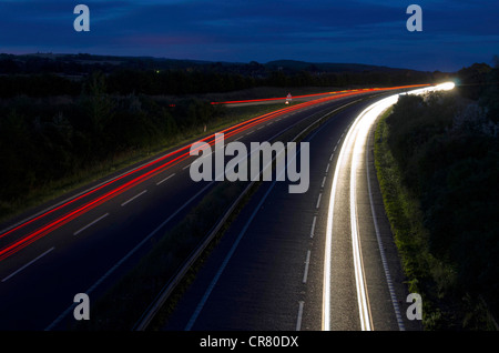 Trafic de nuit sur l'autoroute, dans le West Sussex Banque D'Images