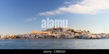 L'Espagne, Îles Baléares, Ibiza, vue de la vieille ville d'Ibiza (UNESCO site), et de Dalt Vila Banque D'Images