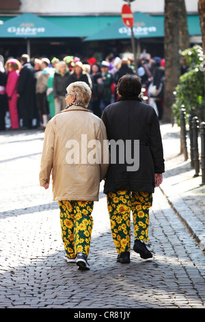 Deux femmes sur le chemin de la parade de carnaval, centre-ville historique, Cologne, Rhénanie du Nord-Westphalie, Allemagne, Europe Banque D'Images